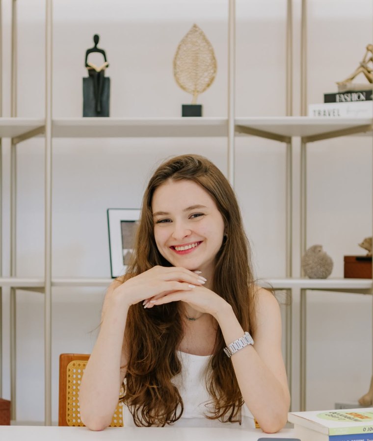 Ana Clara em seu consultório, durante atendimento
